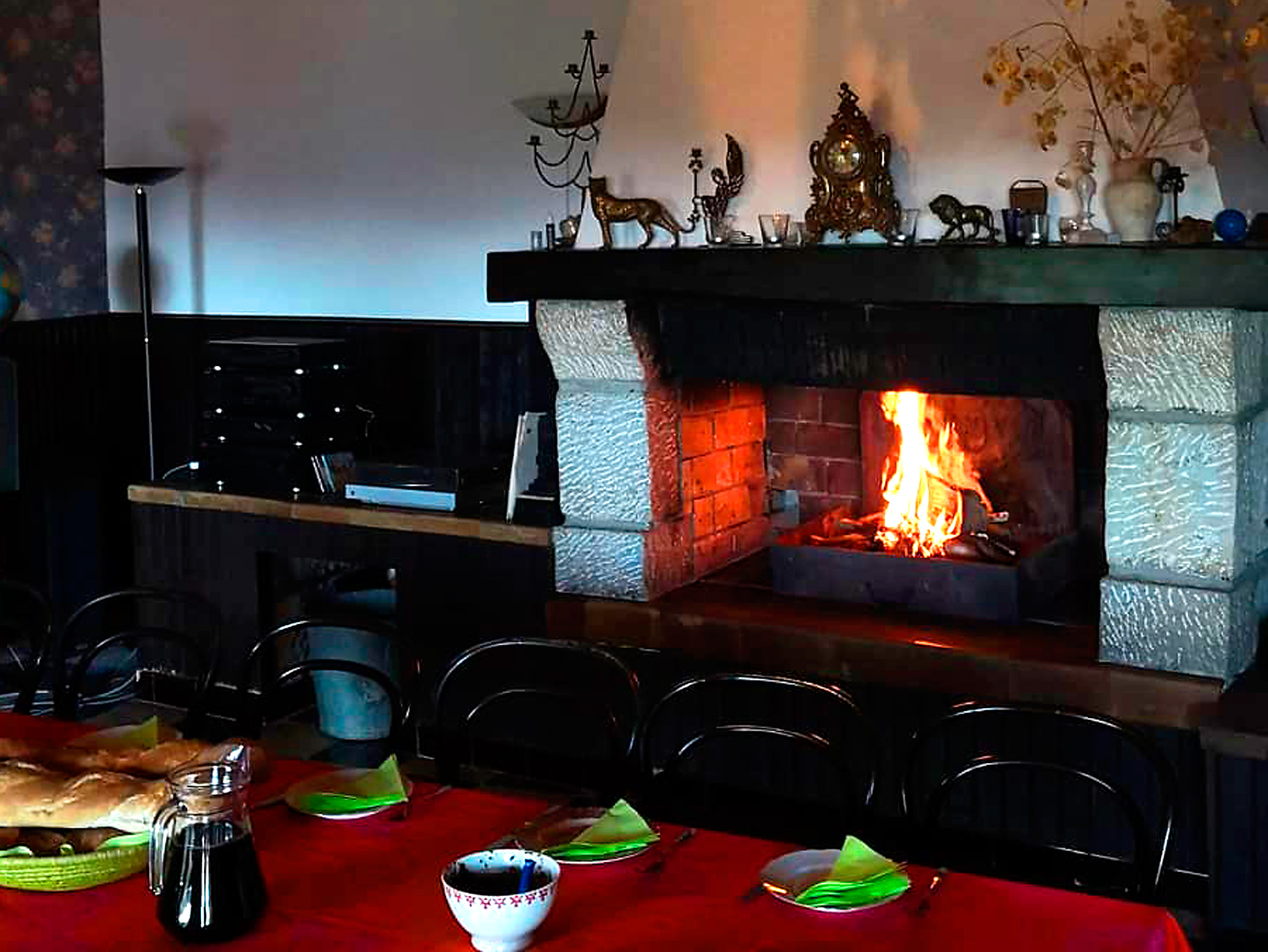 Offener Kamin im Ferienhaus in den Bergen der Ardèche
